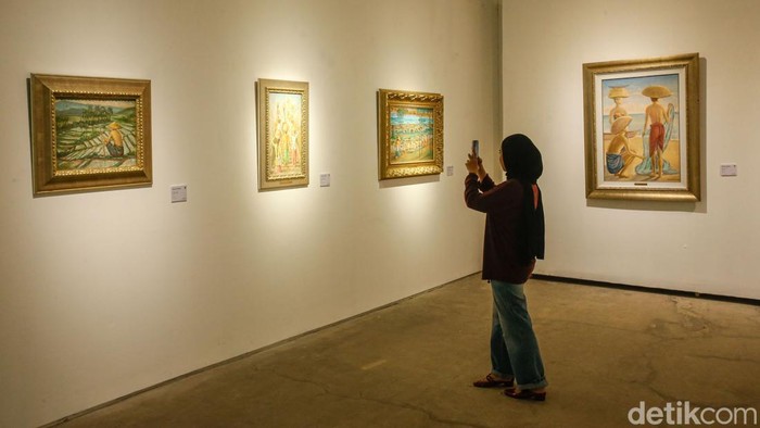 Pengunjung menikmati karya seni bertema lanskap pertanian dalam pameran “Panen Raya” di Museum Seni Art:1, Jakarta, Sabtu (4/10/2025). Pameran ini menampilkan karya lintas medium yang menyoroti hubungan manusia dan alam.