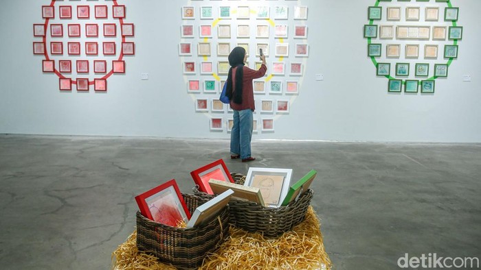 Pengunjung menikmati karya seni bertema lanskap pertanian dalam pameran “Panen Raya” di Museum Seni Art:1, Jakarta, Sabtu (4/10/2025). Pameran ini menampilkan karya lintas medium yang menyoroti hubungan manusia dan alam.