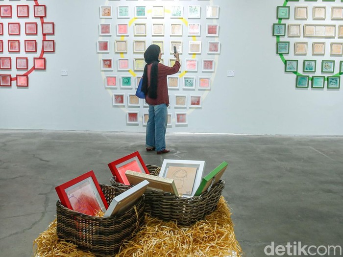Pengunjung menikmati karya seni bertema lanskap pertanian dalam pameran Panen Raya di Museum Seni Art:1, Jakarta, Sabtu (4/10/2025). Pameran ini menampilkan karya lintas medium yang menyoroti hubungan manusia dan alam.
