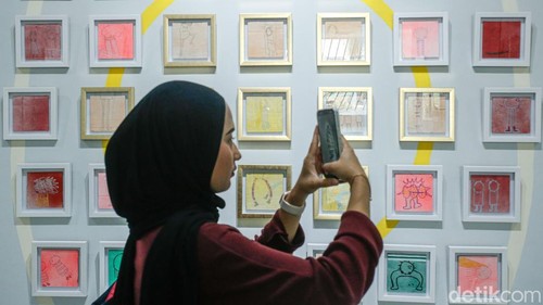Pengunjung menikmati karya seni bertema lanskap pertanian dalam pameran “Panen Raya” di Museum Seni Art:1, Jakarta, Sabtu (4/10/2025). Pameran ini menampilkan karya lintas medium yang menyoroti hubungan manusia dan alam.