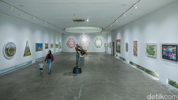 Pengunjung menikmati karya seni bertema lanskap pertanian dalam pameran “Panen Raya” di Museum Seni Art:1, Jakarta, Sabtu (4/10/2025). Pameran ini menampilkan karya lintas medium yang menyoroti hubungan manusia dan alam.