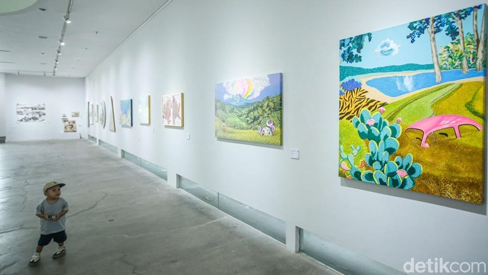 Pengunjung menikmati karya seni bertema lanskap pertanian dalam pameran “Panen Raya” di Museum Seni Art:1, Jakarta, Sabtu (4/10/2025). Pameran ini menampilkan karya lintas medium yang menyoroti hubungan manusia dan alam.