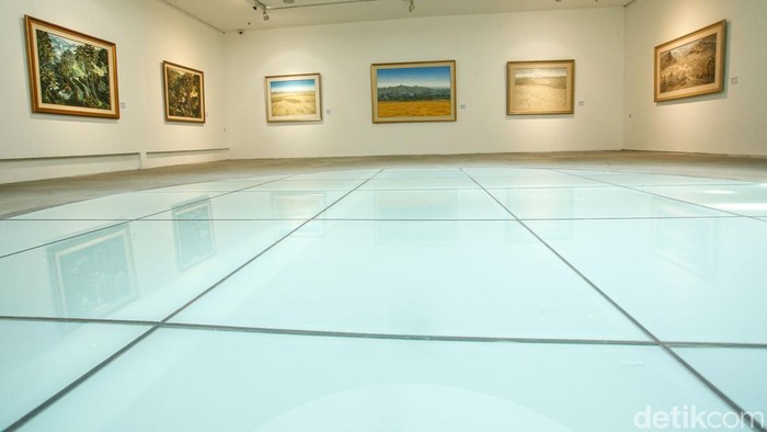 Pengunjung menikmati karya seni bertema lanskap pertanian dalam pameran “Panen Raya” di Museum Seni Art:1, Jakarta, Sabtu (4/10/2025). Pameran ini menampilkan karya lintas medium yang menyoroti hubungan manusia dan alam.