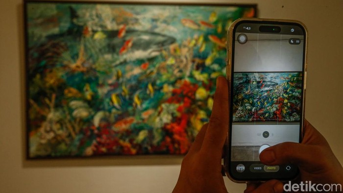 Pengunjung menikmati karya seni bertema lanskap pertanian dalam pameran “Panen Raya” di Museum Seni Art:1, Jakarta, Sabtu (4/10/2025). Pameran ini menampilkan karya lintas medium yang menyoroti hubungan manusia dan alam.