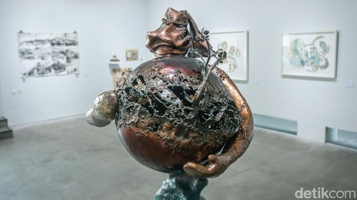 Pengunjung menikmati karya seni bertema lanskap pertanian dalam pameran “Panen Raya” di Museum Seni Art:1, Jakarta, Sabtu (4/10/2025). Pameran ini menampilkan karya lintas medium yang menyoroti hubungan manusia dan alam.