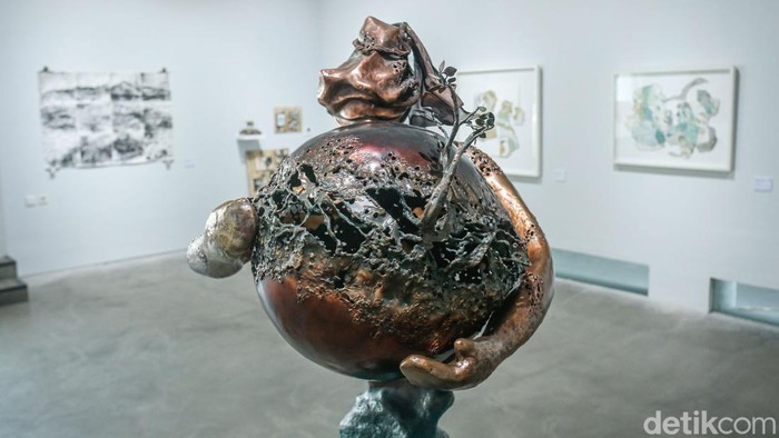 Pengunjung menikmati karya seni bertema lanskap pertanian dalam pameran “Panen Raya” di Museum Seni Art:1, Jakarta, Sabtu (4/10/2025). Pameran ini menampilkan karya lintas medium yang menyoroti hubungan manusia dan alam.