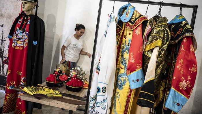 Pengunjung melihat pameran jalur sutra maritim di Gedung Oudetrap, Semarang, Jawa Tengah, Jumat (3/10/2025). Dinas Kebudayaan dan Pariwisata Kota Semarang menggelar pameran yang berlangsung hingga 8 Oktober 2025 tersebut  menampilkan kisah sejarah panjang kota Semarang sebagai simpul penting jalur sutra maritim, yang sejak abad ke-15 pernah menjadi pusat perdagangan rempah, kain, keramik, dan berbagai hasil bumi nusantara. ANTARA FOTO/Aprillio Akbar/YU