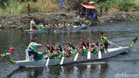 Setiap tim terdiri dari 10 orang pendayung, 1 pengemudi, 1 penabuh drum dan 1 official. Jarak tempuh sepanjang 400 meter.