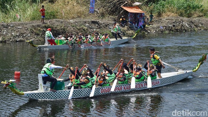 Meriah Festival dan Balap Perahu Dayung Naga di Sungai Kedunglarangan Pasuruan