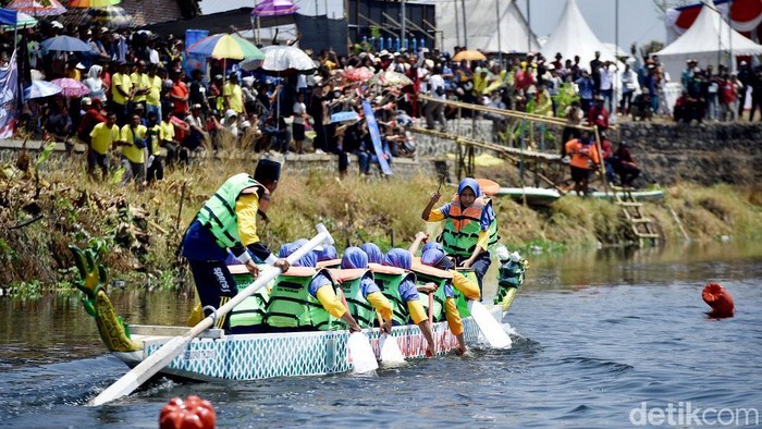 Meriah Festival dan Balap Perahu Dayung Naga di Sungai Kedunglarangan Pasuruan