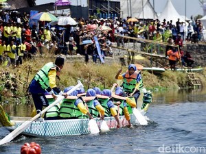 Meriahnya Festival Balap Perahu Dayung Naga di Sungai Pasuruan