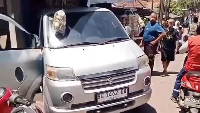 Minibus tabrak warung sembako di Muara Enim