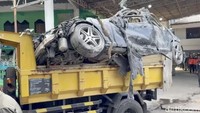 Mobil Mercedes-Benz itu ditemukan dalam kondisi ringsek di samping rumah pengasuh ponpes.