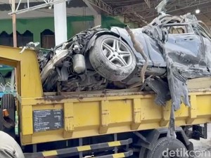 Evakuasi Reruntuhan Ponpes Al Khoziny Sidoarjo: Mobil Mercy Hancur