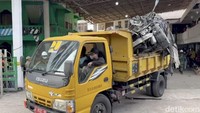 Di tengah proses evakuasi korban dan pembersihan puing bangunan musala Pondok Pesantren (Ponpes) Al Khoziny Buduran, Sidoarjo, tim gabungan juga mengevakuasi sebuah unit mobil mewah yang tertimpa reruntuhan.
