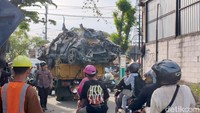 Setelah berhasil diangkat, kendaraan langsung dinaikkan ke atas truk milik DLHK untuk dipindahkan. 