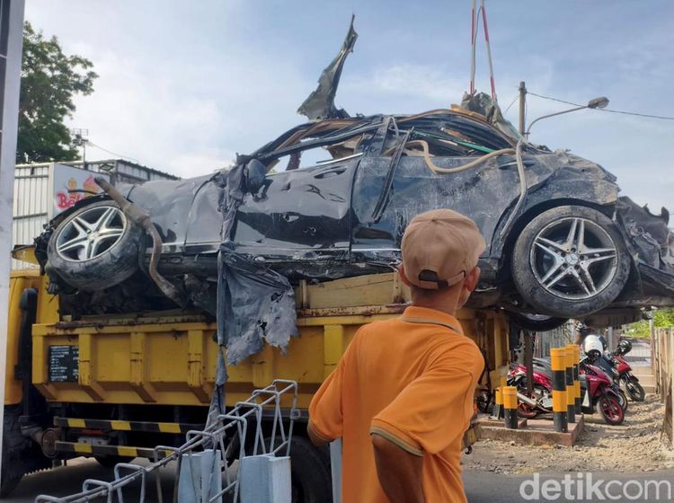 Petugas Evakuasi Mercy Ringsek di Reruntuhan Ponpes Al Khoziny