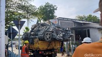 Munir, Ketua RT 7 RW 3 Desa/Kecamatan Buduran, membenarkan mobil tersebut ikut menjadi korban ambruknya musala pada awal pekan lalu.