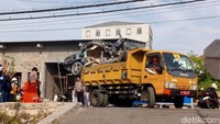 Proses evakuasi dilakukan petugas gabungan dari DLHK, Basarnas, BPBD, dan BPKP menggunakan alat berat ekskavator.