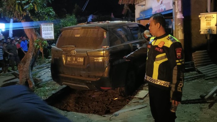 Mobil rombongan Cantika Davinca kecelakaan di Magetan