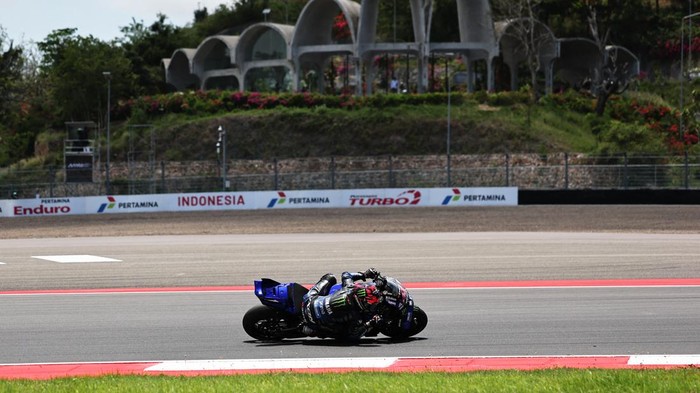 MotoGP -  Indonesian Grand Prix - Mandalika International Street Circuit, Mandalika, Indonesia - October 4, 2025 Monster Energy Yamaha MotoGPs Alex Rins during qualifying REUTERS/Willy Kurniawan