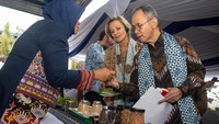 Ketua Dewan Komisioner Otoritas Jasa Keuangan (OJK) Mahendra Siregar (kanan) didampingi Anggota Dewan Nasional Negara Swiss Simone De Montmollin (kedua kanan) melihat produk UMKM. Kolaborasi OJK dan Swiss guna meningkatkan inklusi keuangan dan kesejahteraan sekaligus apresiasi dalam membangun sistem Enterprise Resource Planning (ERP) yang menghubungkan peternak rakyat, koperasi susu, dan industri di KBPS Pangalengan. Foto: ANTARA FOTO/Novrian Arbi