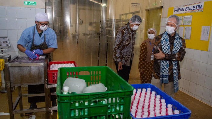 Ketua Dewan Komisioner Otoritas Jasa Keuangan (OJK) Mahendra Siregar (kanan) didampingi Kepala Kantor OJK Provinsi Jawa Barat Darwisman (ketiga kanan) meninjau ruang produksi saat kunjungan bersama delegasi negara Swiss di unit produksi Koperasi Produsen Peternakan Bandung Selatan (KPBS) Pangalengan, Kabupaten Bandung, Jawa Barat, Kamis (2/10/2025). Kunjungan tersebut sebagai penguatan kerja sama dalam mendorong digitalisasi ekosistem bisnis koperasi peternakan untuk meningkatkan inklusi keuangan dan kesejahteraan sekaligus apresiasi dalam membangun sistem Enterprise Resource Planning (ERP) yang menghubungkan peternak rakyat, koperasi susu, dan industri di KBPS Pangalengan. ANTARA FOTO/Novrian Arbi/nym.