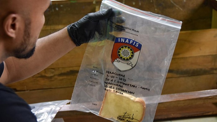 Olah TKP Kasus Keracunan MBG, Polisi Sisir Dapur SPPG Ciamis Personel Inafis dan Tipidter mengambil sampel Makan Bergizi Gratis (MBG) di SD Negeri 1 Sindangsari, Kabupaten Ciamis, Jawa Barat, Jumat (3/10/2025). Polres Ciamis telah melakukan penanganan dugaan keracunan Makan Bergizi Gratis dengan menu makan berisi roti tawar, keju slice, bubur kacang, santan, dan puding buah, yang mengakibatkan 16 siswa mengalami keracunan. ANTARA FOTO/Adeng Bustomi/YU