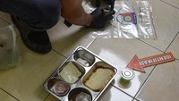 Polres Ciamis telah melakukan penanganan dugaan keracunan Makan Bergizi Gratis dengan menu makan berisi roti tawar, keju slice, bubur kacang, santan, dan puding buah, yang mengakibatkan 16 siswa mengalami keracunan. Foto: ANTARA FOTO/Adeng Bustomi