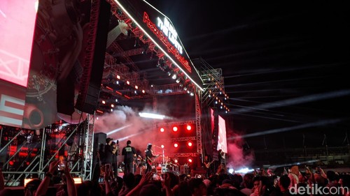 Dewa 19 gebrak panggung Pesta Rakyat Mandalika di Sirkuit Mandalika, Sabtu (4/10/2025). (Ahmad Viqi/detikBali).