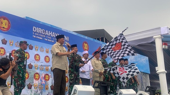 Panglima TNI Jenderal Agus Subiyanto memimpin kirab TNI rakyat dalam rangka HUT ke-80 TNI di Monas.