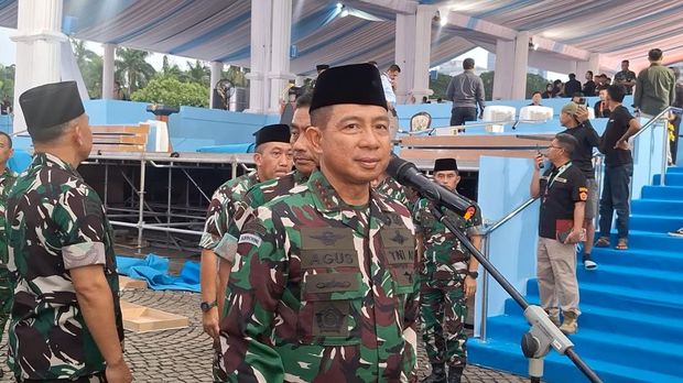 Panglima TNI Jenderal Agus Subiyanto menyebut akan ada door prize 200 motor untuk HUT ke-80 TNI di Monas besok.