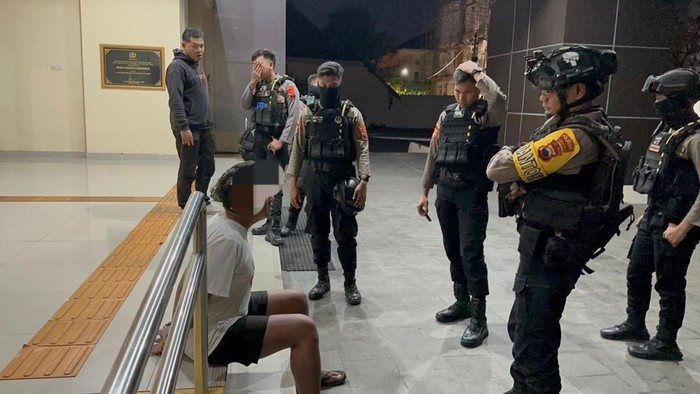 Pelaku perusakan rumah warga, EBU (29), saat diamankan di Mapolresta Solo, Jumat (3/10/2025) malam.