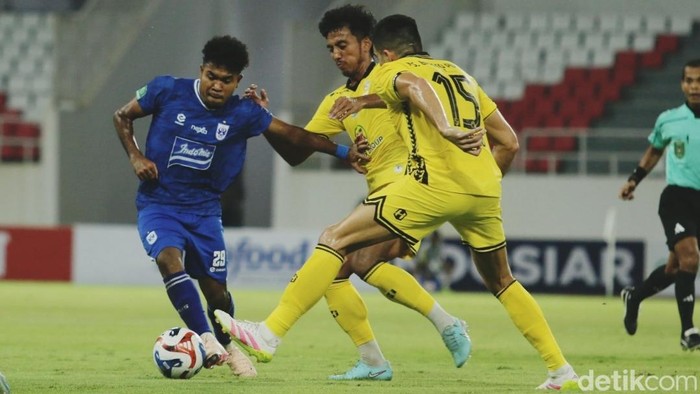 Pemain PSIS, Jimmy Latuconsina mendapat pengawalan dari pemain Barito Putera.
