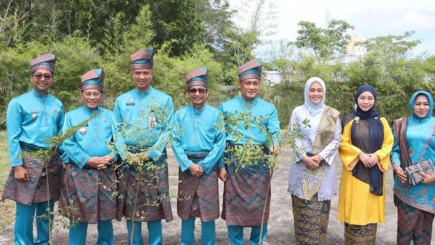 Pemkab hingga Polres Rohil menanam pohon di HUT ke-26 Negeri Seribu Kubah, Sabtu (4/10/2025).