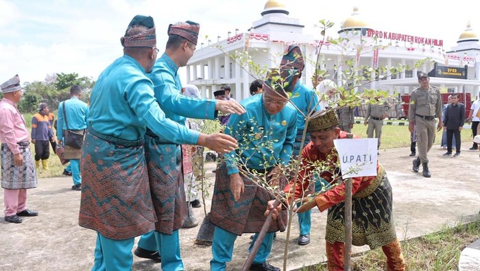 Pemkab hingga Polres Rohil menanam pohon di HUT ke-26 Negeri Seribu Kubah, Sabtu (4/10/2025).