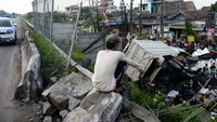 Kecelakaan truk tronton bernomor polisi B 9235 KIS yang melaju dari arah Tangerang menuju Merak tersebut diduga akibat sopir mengantuk yang mengakibatkan truk terjun bebas hingga ke underpass pas tol pada pukul 14.00 WIB. Foto: ANTARA FOTO/Muhammad Bagus Khoirunas