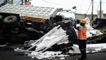 Penampakan Truk Terjun dari Tol Merak, Timpa Kendaraan-Tukang Parkir