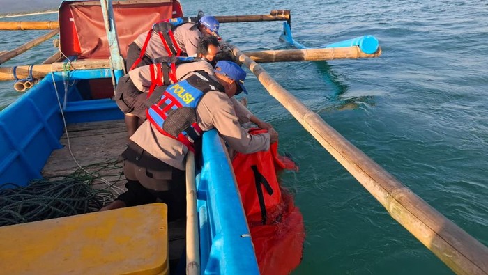 Penemuan jasad Faujan, wisatawan yang tenggelam di Pantai Karangpapak Garut