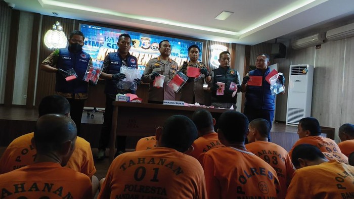 Para tersangka pengedar dan pemakai narkoba di Bandar Lampung saat diamankan polisi