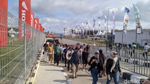 Suasana penonton di tribun Premium Grandstand B di Sirkuit Mandalika, Lombok Tengah, NTB, Sabtu (4/10/2025). (Ahmad Viqi/detikBali).