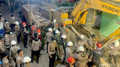 TNI-Polri Berjibaku Bersihkan Puing Ponpes di Sidoarjo yang Ambruk