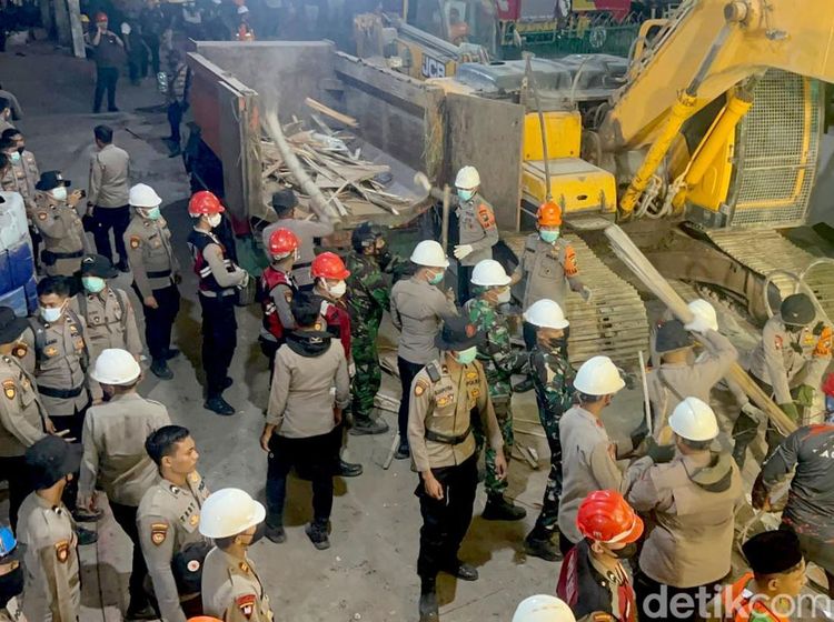 TNI-Polri Berjibaku Bersihkan Puing Ponpes di Sidoarjo yang Ambruk