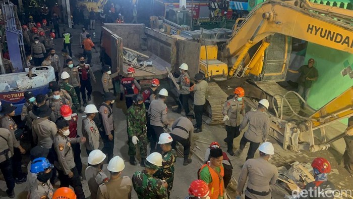 Personel TNI-Polri Berjibaku Bersihkan Puing Reruntuhan Ponpes Al Khoziny Sidoarjo