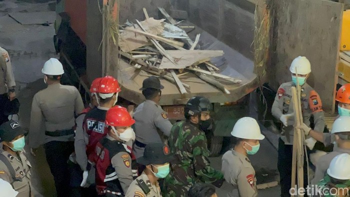 Personel TNI-Polri Berjibaku Bersihkan Puing Reruntuhan Ponpes Al Khoziny Sidoarjo