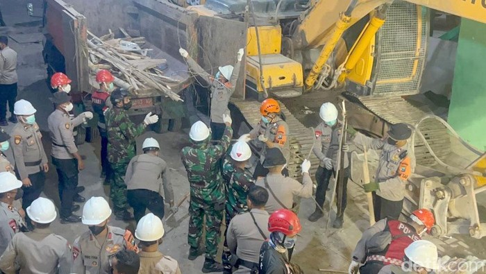 Personel TNI-Polri Berjibaku Bersihkan Puing Reruntuhan Ponpes Al Khoziny Sidoarjo Personel TNI-Polri Berjibaku Bersihkan Puing Reruntuhan Ponpes Al Khoziny Sidoarjo