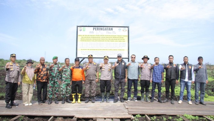 Polres Inhu memasang plang peringatan larangan aktivitas di lahan bekas karhutla di 24 titik.