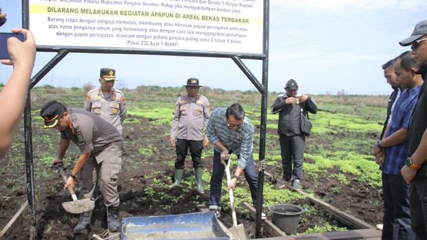 Polres Inhu memasang plang peringatan larangan aktivitas di lahan bekas karhutla di 24 titik.
