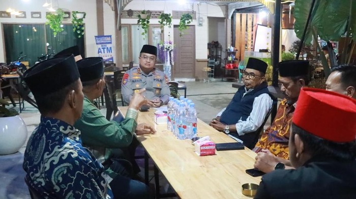 Polres Kepulauan Meranti menggelar silaturahmi dengan tokoh adat hingga pemuda untuk memperkuat keamanan.