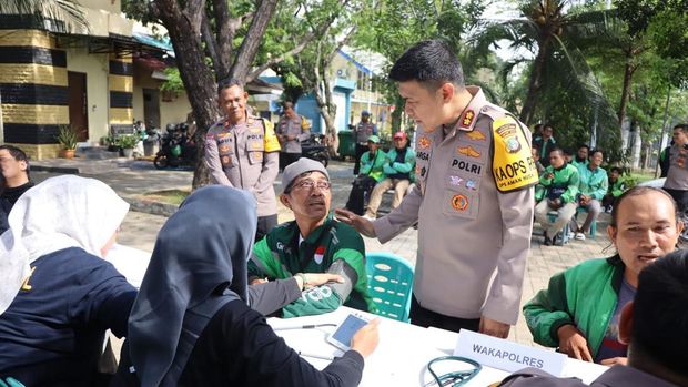 Polres Kepulauan Seribu berbagi dengan komunitas ojol dalam rangka memperkuat kamtibmas.